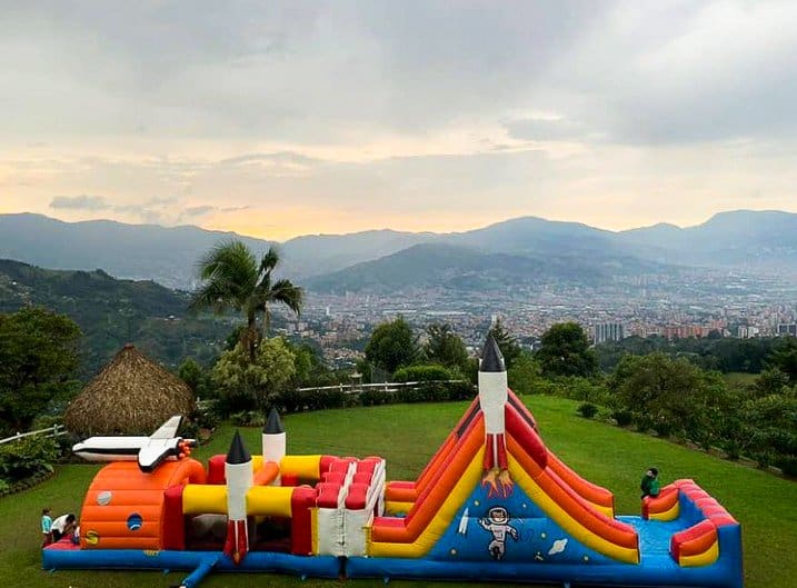 castillo-espacial-inflable_pony-park_01.jpg