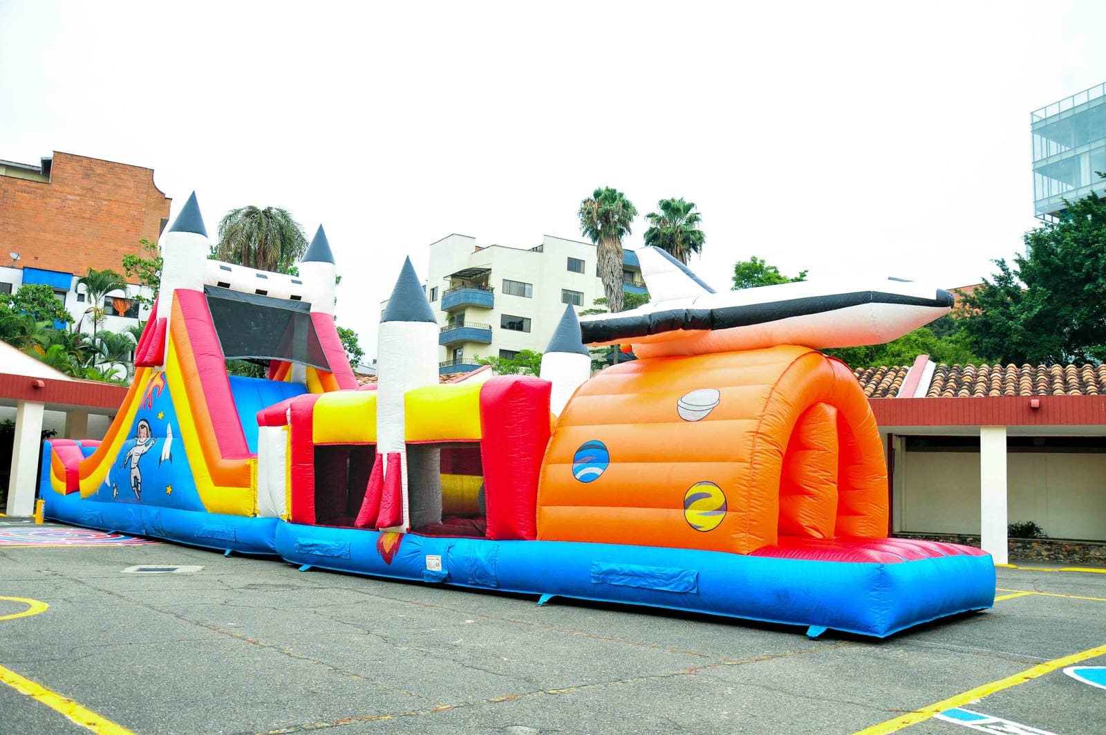 castillo-espacial-inflable_pony-park_02.jpg
