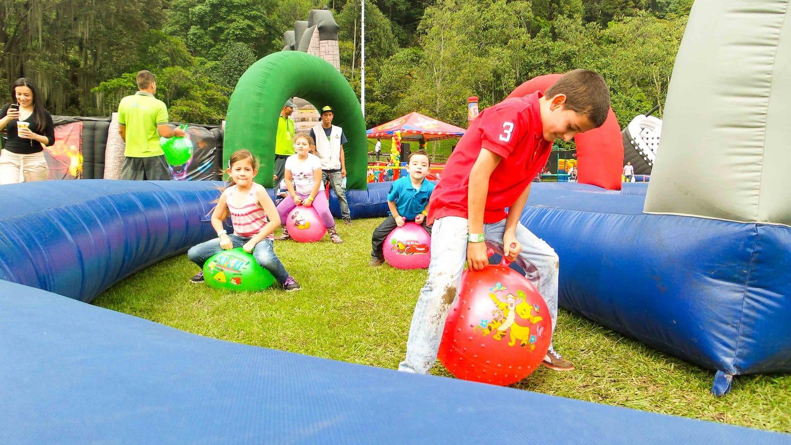 pista-inflable-con-bolas-de-caucho_pony-park_01.jpg