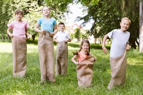 Carrera de sacos en una fiesta infantil