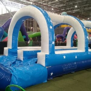 Pista jabonosa inflable de PonyPark instalada y lista para deslizarse