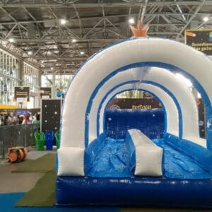 Vista frontal de la pista jabonosa inflable con sus dos carriles de deslizamiento