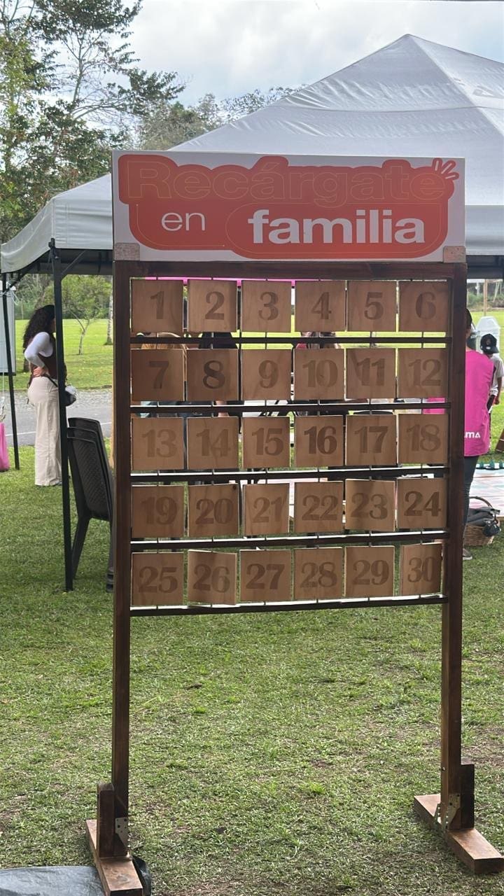 Concéntrese gigante 01 Concéntrese gigante de PonyPark personalizado para un evento al aire libre