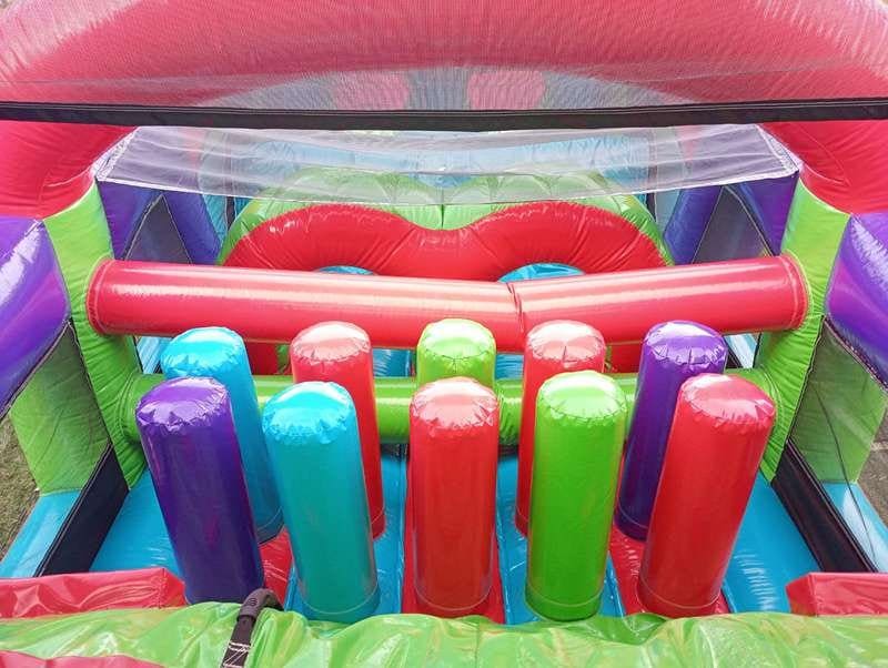 Inflable Desafío Dragón Módulo 2 04 Interior del módulo 2 del Desafío del Dragón instalado en un evento